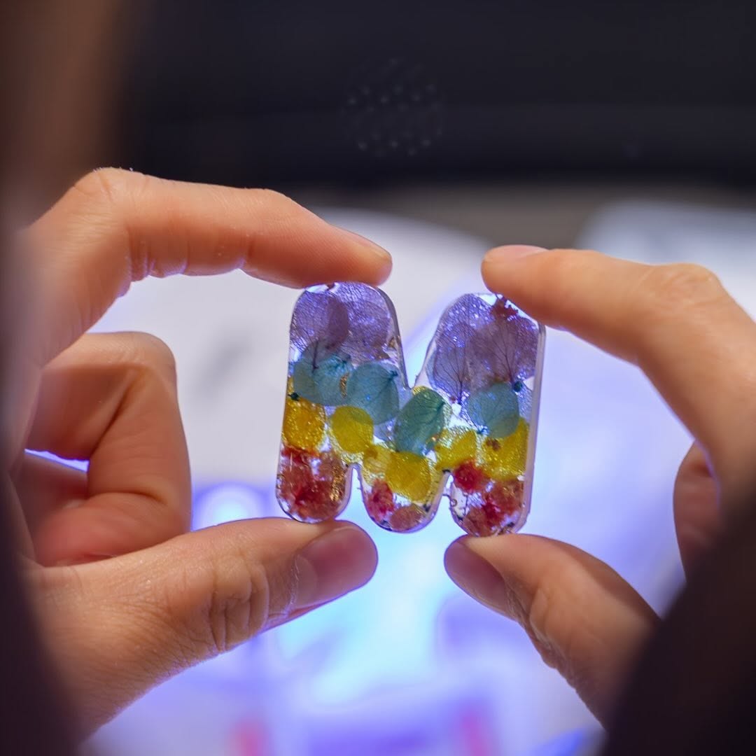 荃灣西華懋集團|永生花滴膠字母鎖匙扣工作坊