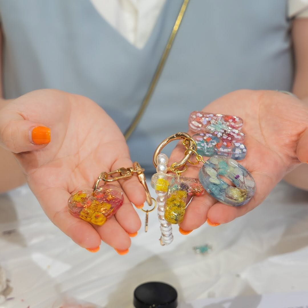 荃灣西華懋集團|永生花滴膠字母鎖匙扣工作坊