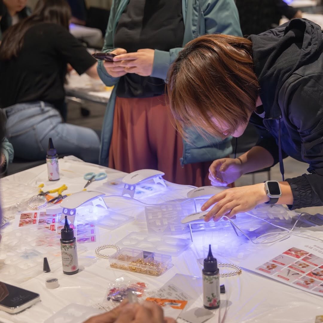 荃灣西華懋集團|永生花滴膠字母鎖匙扣工作坊