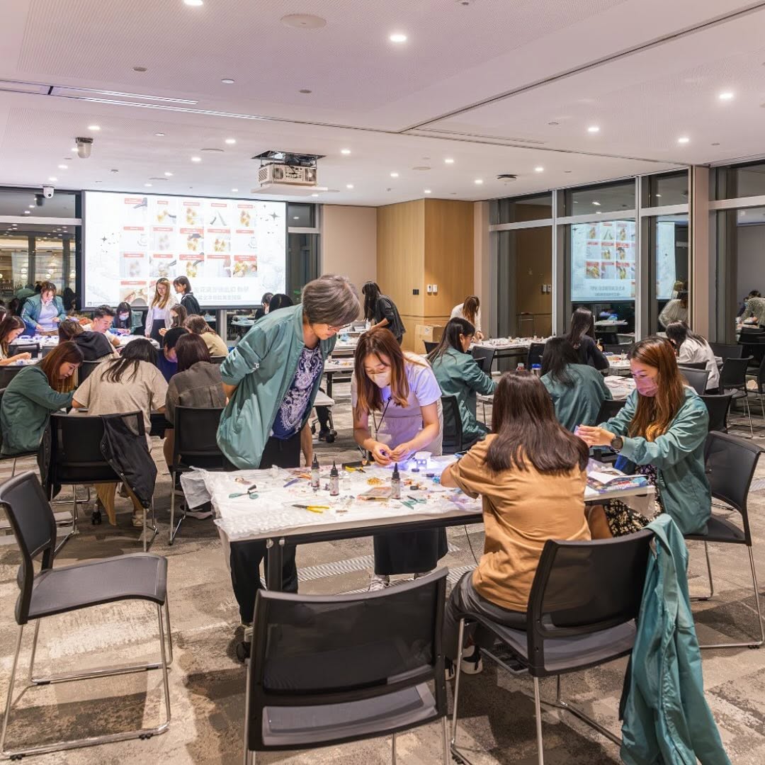 荃灣西華懋集團|永生花滴膠字母鎖匙扣工作坊