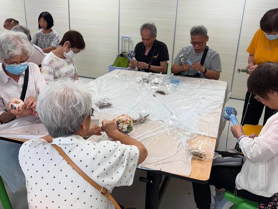 鄰舍輔導會屯門區綜合康齡服務中心|艾草按摩棒工作坊